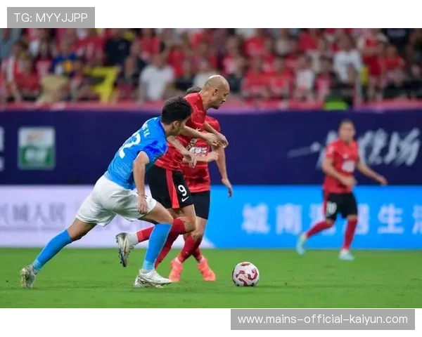 成都蓉城的前场逼抢一次次赢得宝贵球权